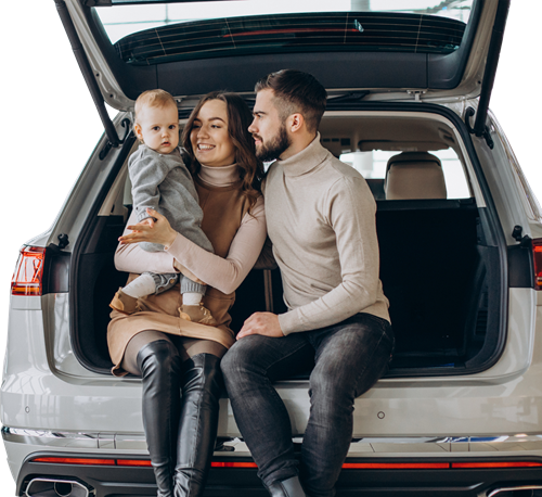 Familia disfrutando su auto nuevo